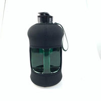 Vente directe d'usine Bouteille d'eau de 74oz avec manchon en néoprène Pichet de récipient d'eau portable sans Bpa avec poignée