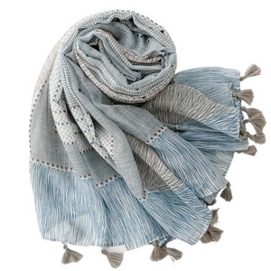 Pañuelo de moda azul-gris con patrón geométrico a cuadros pequeños pintado a mano, accesorio de viaje, chal. - Product Image 3
