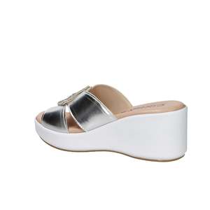Sandalias de cuña para mujer Cinzia Soft, color plateado metálico, con plataforma y tacón, estilo slip-on. - Product Image 2