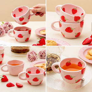 Mug en céramique rose fraise 245 ml avec poignée pour cadeau de couple, style nordique - Product Image 3