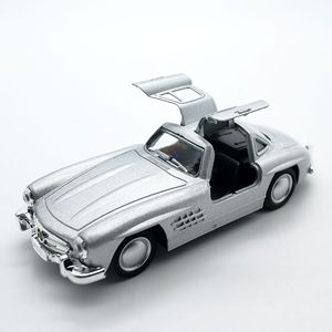 Modèle de voiture vintage en alliage avec fonction de recul et portes ouvrantes - Product Image 1