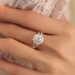 Anello con fiore a forma di fiocco di neve per donna, elegante gioiello da dito alla moda da principessa - Product Image 1