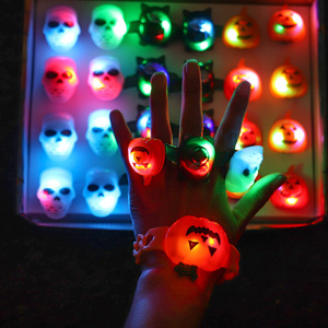 Anneau lumineux en plastique à motif citrouille, chauve-souris et crânes LED, fournitures festives d'Halloween, cadeau pour enfants, accessoires pour la collecte de bonbons, fête - Product Image 3