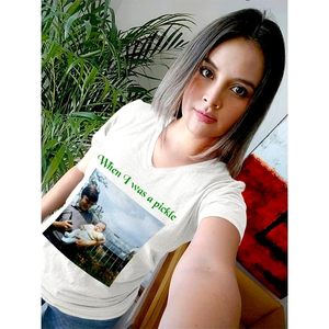 เสื้อยืดคอวีแบบกำหนดเองสำหรับผู้หญิง ปรับแต่งด้วยข้อความและรูปภาพ เสื้อแขนสั้นแบบยูนิเซ็กซ์ ระบายอากาศได้ดี ผ้าถักสีเทา - Product Image 2