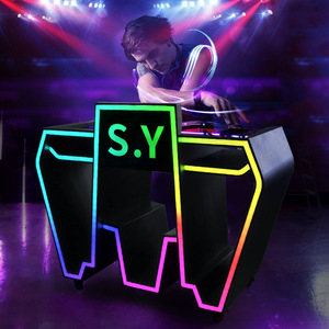 Cabine de DJ en forme de M avec éclairage LED et structure métallique pour spectacles sur scène - Product Image 1