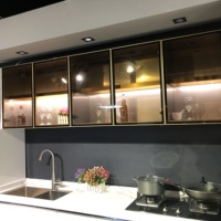 Armoire de cuisine en acier inoxydable avec porte en verre en alliage d'aluminium de conception tendance, armoire étanche pour la cuisine