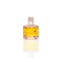 Bouteille en verre de parfum d'air de voiture Vente en gros Luxe Vide Premium 8ml Diffuseur d'huile rond transparent Bouteille en verre de désodorisant de voiture suspendue