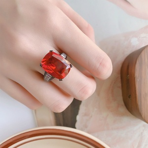 แหวนแฟชั่นขายส่ง ทำจากทองแดงเคลือบทองดำ เป็นมิตรต่อสิ่งแวดล้อม ประดับด้วยพลอยคอรันดัมสีแดงขนาด 12*16 มม. และคิวบิกเซอร์โคเนีย ป้องกันการหมอง สำหรับผู้หญิง - Product Image 6