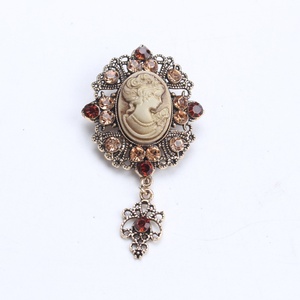 <span class=keywords><strong>Broche</strong></span> vintage avec portrait féminin en relief, cadre en <span class=keywords><strong>or</strong></span> antique, strass rouge-brun et pendentif orné - Product Image 6