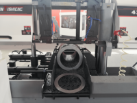 Scie à ruban à double colonne contrôlée par CNC avec tension hydraulique de la lame pour une coupe constante