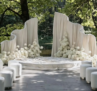 Kunstinstallation: Romantischer weißer Metall-Wellen-Hochzeitsbogen als Hintergrund für Garten- und Strandhochzeiten – Direkt vom Hersteller