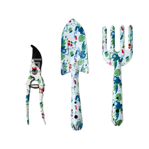 Nouvelle arrivée 3 pièces d'<span class=keywords><strong>outils</strong></span> <span class=keywords><strong>de</strong></span> jardinage floraux pour femmes ensemble d'<span class=keywords><strong>outils</strong></span> <span class=keywords><strong>de</strong></span> jardinage avec belle impression et poignées <span class=keywords><strong>de</strong></span> conception ergonomiques - Product Image 1