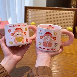 Tasse en céramique Zuo Mu rose avec anse, motif peint à la main du Dieu de la Richesse, cadeau idéal pour les filles, hiver 2025 - Product Image 1