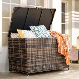 กล่องเก็บของหวาย PE กลางแจ้งกล่องหวายหวายแบบพกพาสำหรับหมอนอิงเฟอร์นิเจอร์ลานพร้อมหมอน2ล้อ (สีน้ำตาล) - Product Image 1