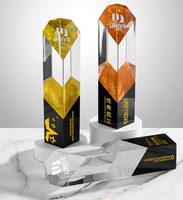 Trophée personnalisé en cristal hexagonal transparent avec plaque dorée sur socle pour les événements scolaires, sportifs et de remise de diplômes