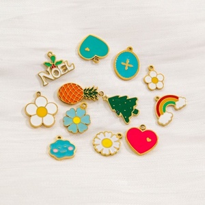 Vente en gros de bijoux personnalisés : Breloques et pendentifs mignons en acier inoxydable plaqué or, breloques DIY colorées en émail motif fleur et arc-en-ciel - Product Image 2