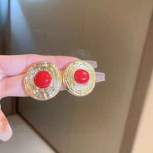 Boucles d'oreilles Erke Tipaki plaquées or avec serti en corail, style vintage, bijoux de mode unisexe - Product Image 4