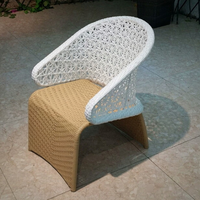 Ensemble table et chaises d'extérieur, design minimaliste moderne et créatif, trois pièces, en rotin tressé, pour jardin et cour, démontable