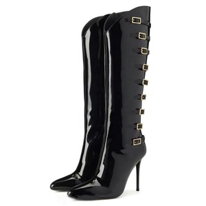 Bottes hautes sexy pour femmes, taille 46, à talons fins, avec boucles métalliques, bout pointu, en cuir verni et fermeture éclair latérale longue - Product Image 4