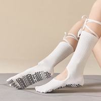 Chaussettes de yoga et de Pilates à cinq doigts avec sangle, vente en gros OEM, chaussettes de barre et de danse découpées, en coton, antidérapantes, respirantes pour femmes