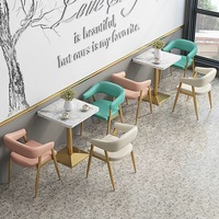Meubles en cuir de haute qualité pour les intérieurs de restaurants, banquettes de restauration rapide, bancs, sièges et tables
