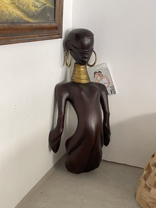 Estatua de Madera de Tamaño Real de una Belleza Africana, Estilo Moderno de Mediados de Siglo - Product Image 5