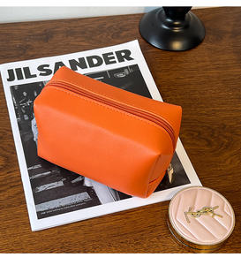 Sac cosmétique à 8 coins en cuir PU Sacs de maquillage d'épaisseur imperméable à l'eau Couleur différente personnalisée en relief. Trousse de toilette avec logo pour voyage - Product Image 3