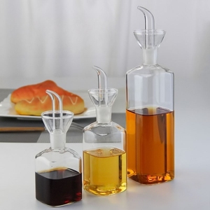 Bouteille distributrice d'huile et de <span class=keywords><strong>vinaigre</strong></span> carrée en verre moderne de style européen, 250 ml, sans plomb, fabriquée à la main avec bec verseur pour la cuisine domestique - Product Image 3