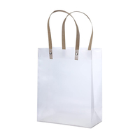 Sacs à provisions en plastique transparent givré PVC avec poignée en papier personnalisé nouveau design de mode pour l'emballage de sous-vêtements chaussures en boutique