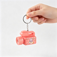 Mini projecteur de dessins animés en forme de pistolet, porte-clés mignon motif cochon, jouet de projection créatif, pendentif de sac à dos, 1 pièce, mini caméra porte-clés