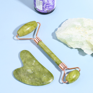 Personalizzato <span class=keywords><strong>pietra</strong></span> di cristallo naturale Anti invecchiamento strumento di massaggio Set palmare bianco verde quarzo giada <span class=keywords><strong>pietra</strong></span> rullo Gua Sha <span class=keywords><strong>per</strong></span> il <span class=keywords><strong>viso</strong></span> - Product Image 2