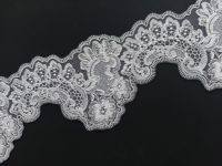 Dentelle Chantilly à motif floral baroque, bordure festonnée simple, broderie rétro élégante, maille blanche douce non élastique