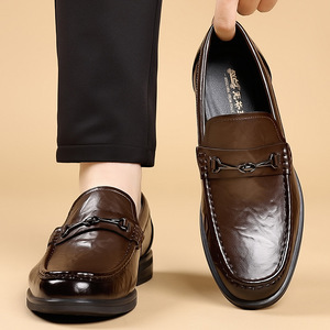 Mocassins pour hommes en cuir noir à bout rond, chaussures décontractées et élégantes à enfiler, semelle en caoutchouc, décorées d'une boucle, pour l'automne - Product Image 4