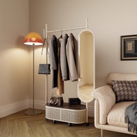 Porte-manteau moderne en métal Tangke avec miroir pleine longueur style crème, support mobile simple et miroir de dressing intégré pour la maison