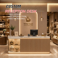 Comptoir de caisse élégant et confortable en bois, design moderne, comptoir en contreplaqué, bureau de réception