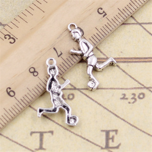 Breloques Football Sporter <span class=keywords><strong>Joueur</strong></span> <span class=keywords><strong>De</strong></span> Football 23x13mm Tibétain Argent Couleur Pendentifs Antique Fabrication <span class=keywords><strong>De</strong></span> Bijoux BRICOLAGE À La Main Artisanat - Product Image 2