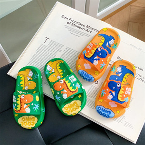 Vente en gros de sandales de bain d'intérieur d'été pour enfants, pantoufles confortables à semelles en PVC, mignonnes et antidérapantes pour garçons et filles - Product Image 2
