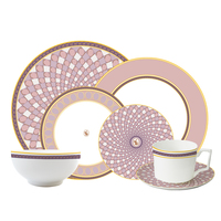 Service de table en céramique de luxe avec bordure dorée, motif géométrique cygne rose et violet, assiettes en porcelaine fine personnalisées, tasses à thé et soucoupes
