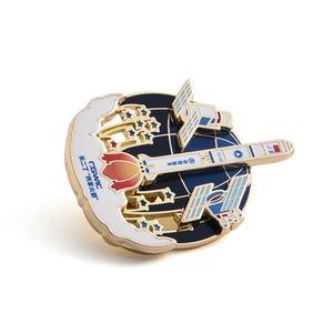 Pin de Solapa/Badge con Diseño de Estación Espacial Multicapa, Souvenir Promocional para Grandes Eventos - Product Image 3