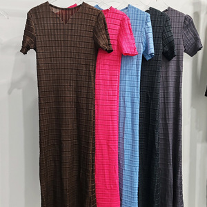 ชุดเดรสพลีททรงหลวม แขนยาว สีพื้น สไตล์มิยาเกะ รุ่นใหม่ประจำฤดูร้อนปี 2026 ไซส์ใหญ่ ขายส่งเสื้อผ้าจำนวนมาก - Product Image 1