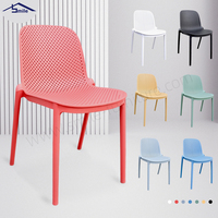 Chaise en plastique PP de style nordique avec dossier perforé respirant, chaise de salle à manger empilable multicolore pour banquet, fête en plein air, patio