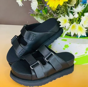 Chanclas clásicas de verano UGGs marrones con doble hebilla, suela gruesa, doble velcro y diseño de zapatillas de gamuza fáciles de poner. - Product Image 5