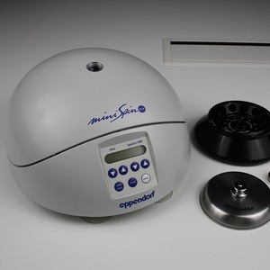 Microcentrifugeuse de paillasse Eppendorf MiniSpin Plus 14500 tr/min 31554xg pour usage en laboratoire - Product Image 3