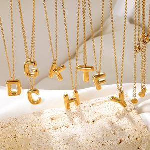 Collana Personalizzata con Lettere a Bolla 26 Stile Chubby Gioielli con Iniziali a Palloncino in Acciaio Inox Placcato Oro per Donne - Product Image 3
