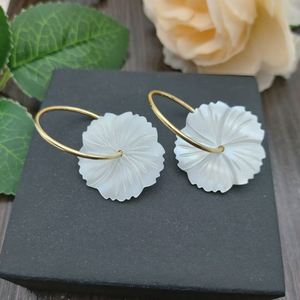 क्लासिक माँ-ऑफ-मोती सफेद फूलों की बालियां मध्यम आकार वाली स्टड स्टेनलेस स्टील ब्रांड्स गहने हेवीयन द्वीप - Product Image 6