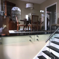 Système de garde-corps en verre en acier inoxydable à fixation latérale EKOO, support robuste pour main courante, idéal pour escalier intérieur moderne