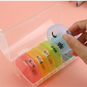 Boîte à pilules ronde à 14 compartiments, résistante à l'humidité, détachable, portable, pour stockage quotidien, avec pièces colorées, icône soleil et lune, 7 jours - Product Image 1