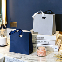 Sacs en papier perforés personnalisés pour les boutiques de vêtements, les cadeaux, l'emballage d'achats et les sacs souvenirs - Fabriqués sur commande