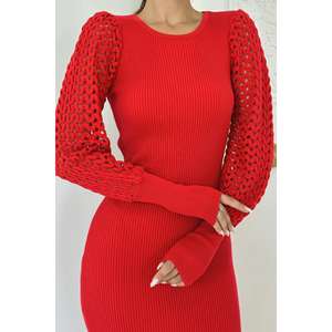 Robe pull moulante rouge en maille avec fente, col rond, manches longues, taille naturelle pour femme - Product Image 4