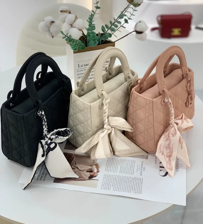 Big brand women's cross-body bag High-quality famous brand cowhide material hand-held cross-body bag